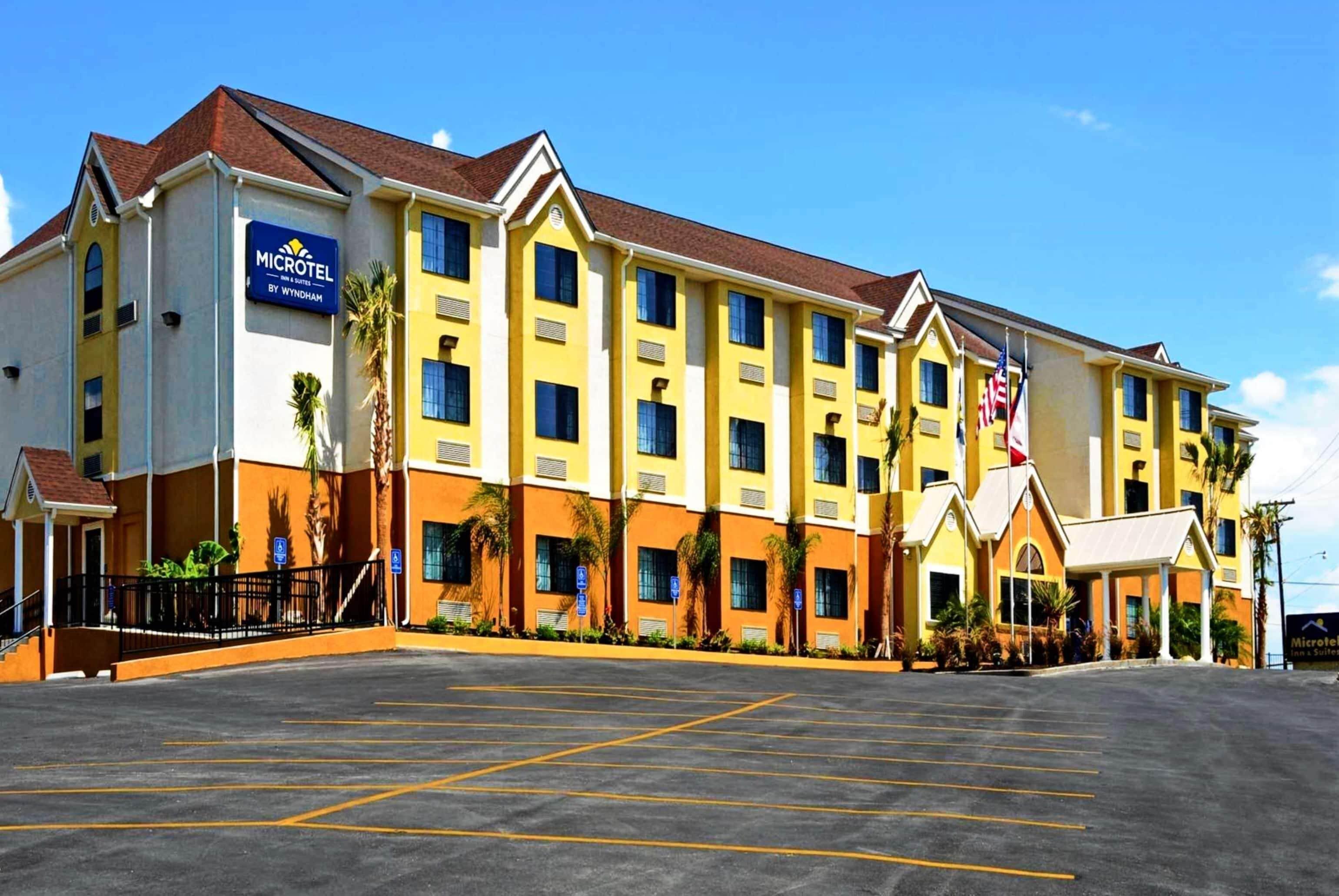 Staying Near Natural Bridge Wildlife Ranch: 4 Budget Hotels Compared