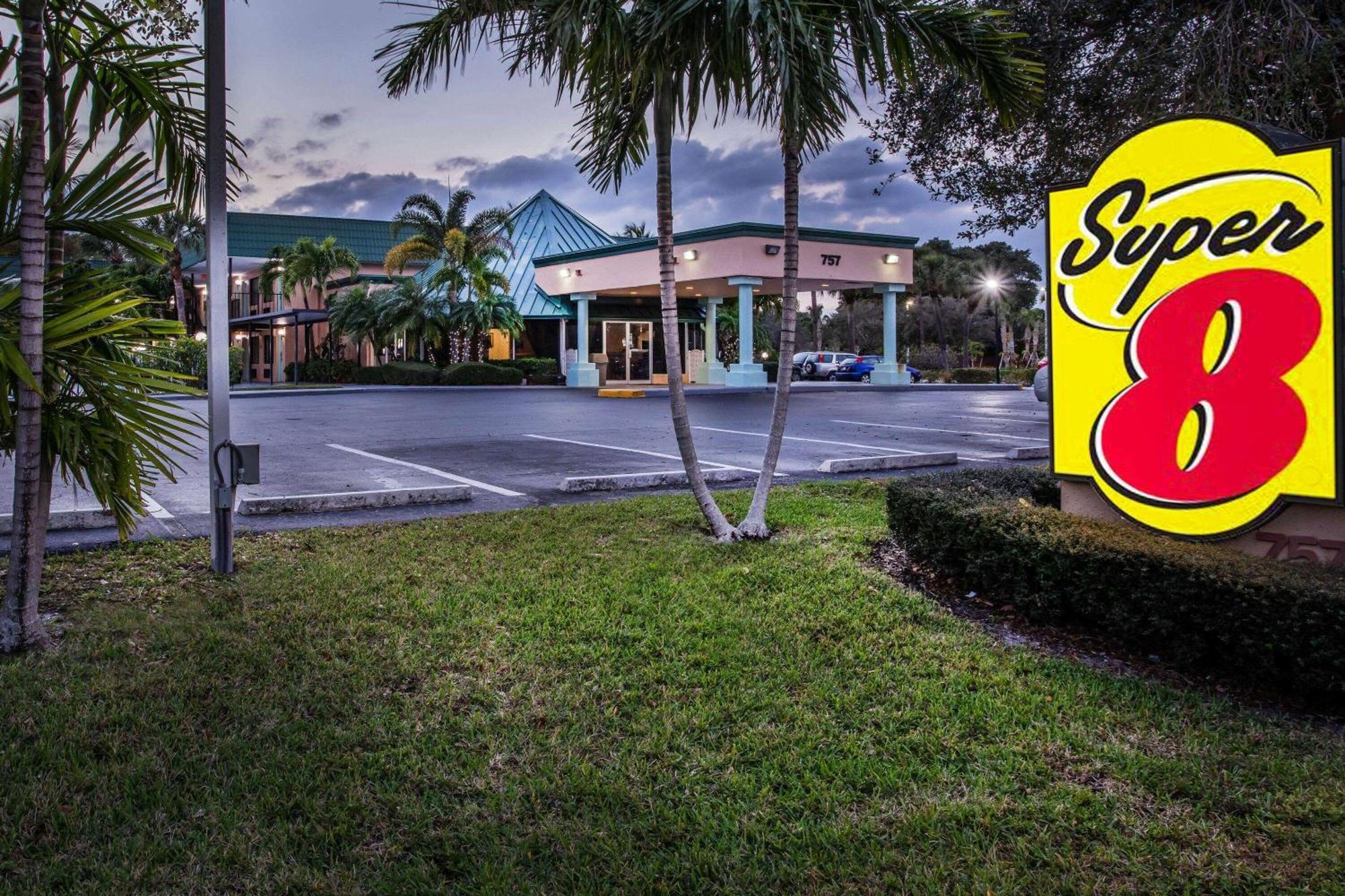 4 Budget Hotels Near Port of Palm Beach Worth Booking