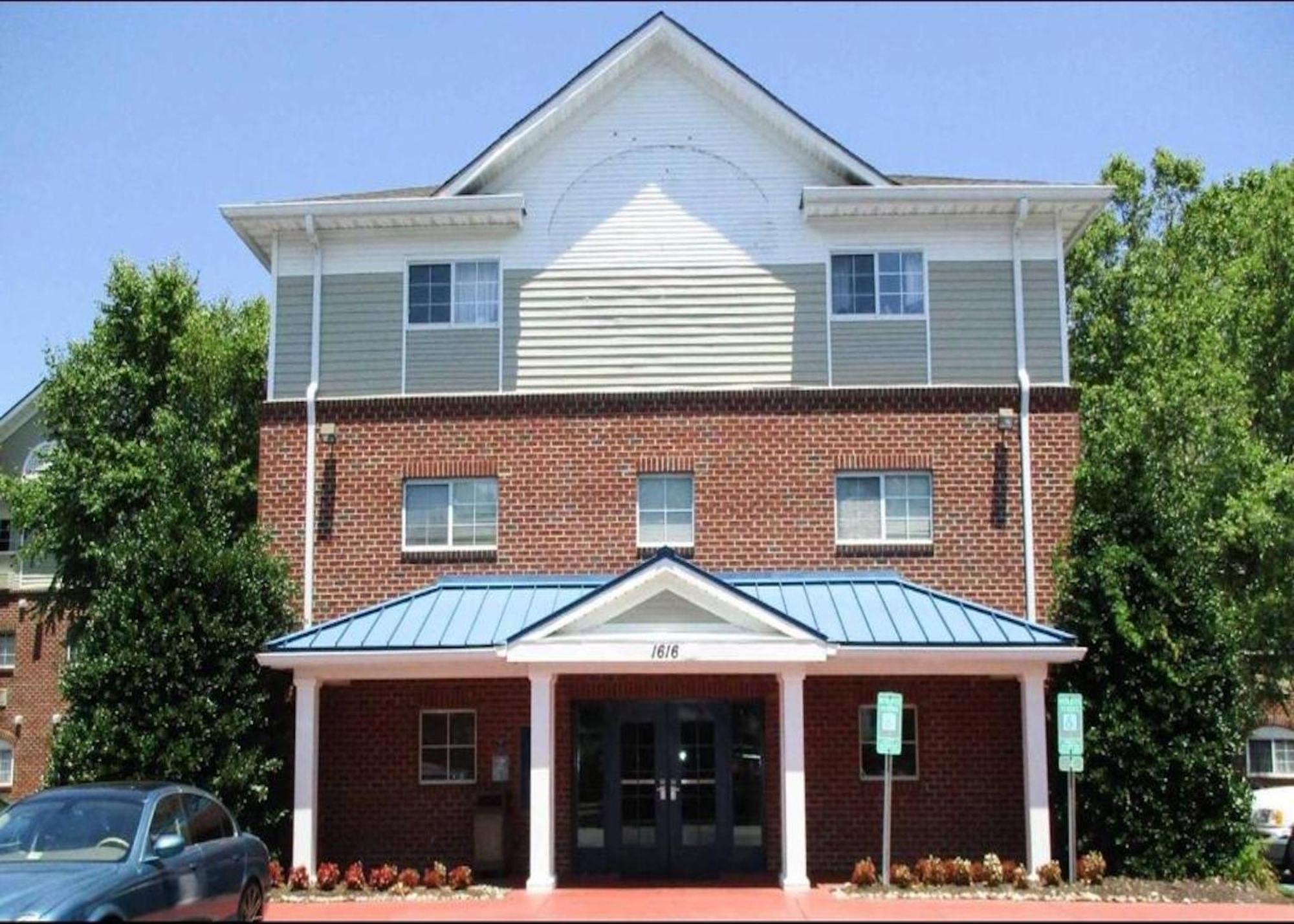 4 Budget-Friendly Hotels Close to Hampton Coliseum