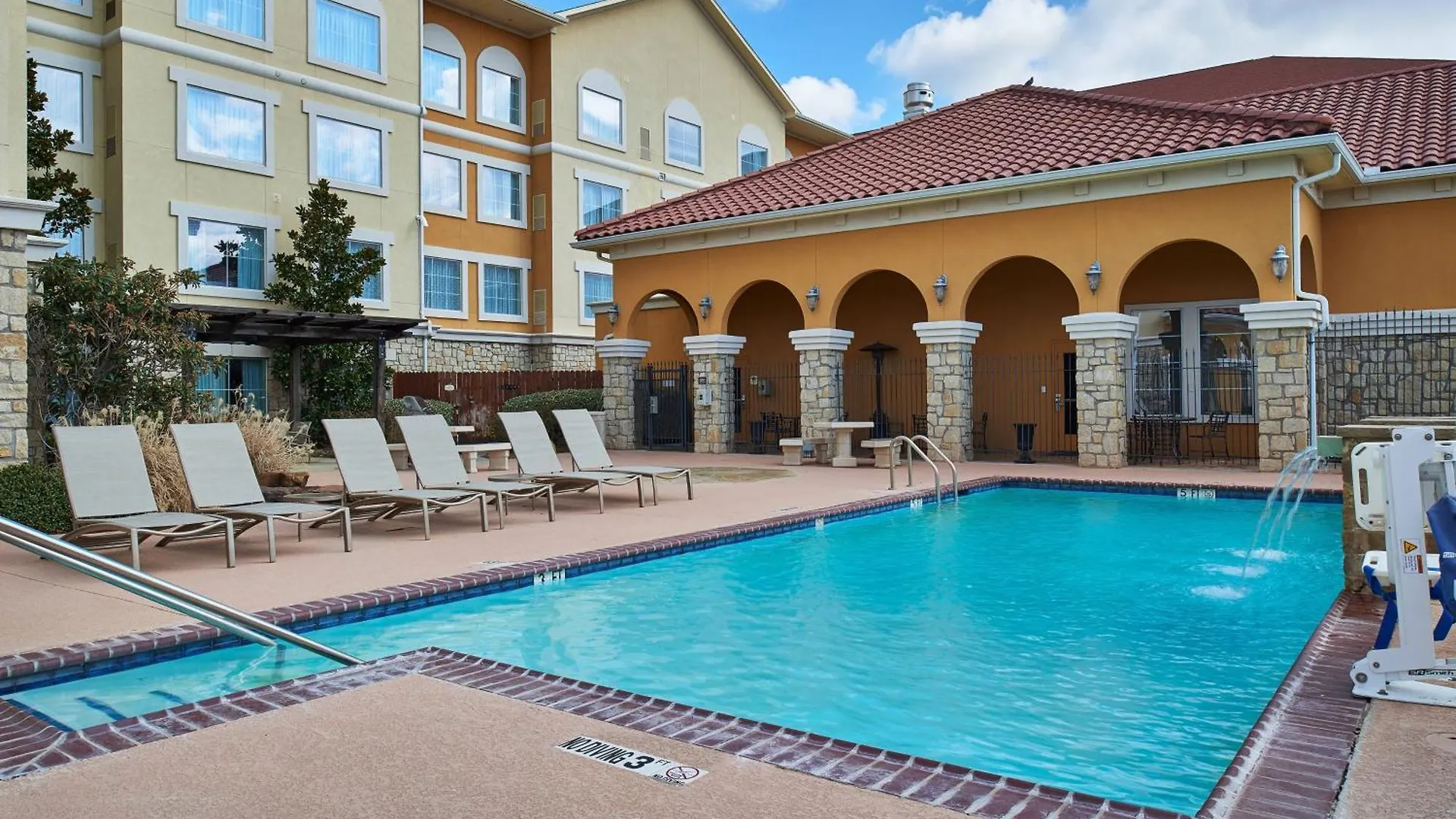 4 Family-Friendly Hotels Near Frontier Texas for Easy Access