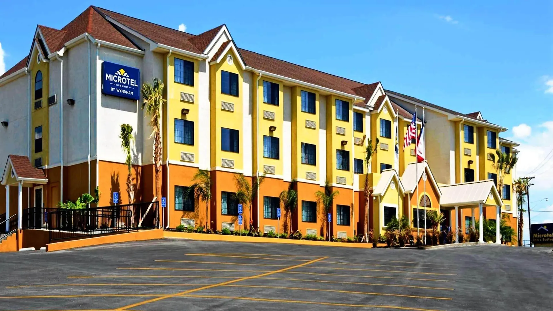 Staying Near Natural Bridge Wildlife Ranch: 4 Budget Hotels Compared