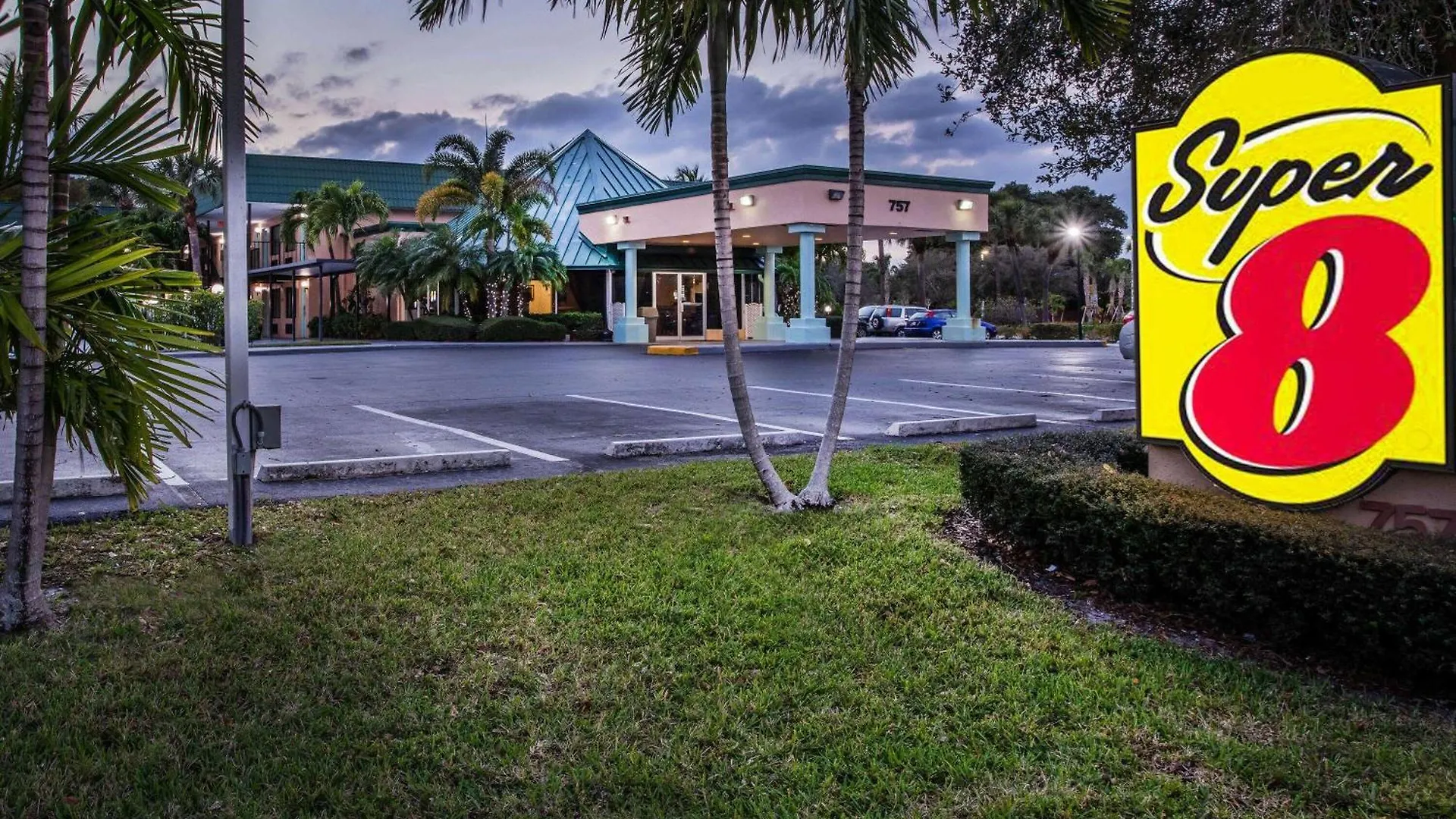 4 Budget Hotels Near Port of Palm Beach Worth Booking