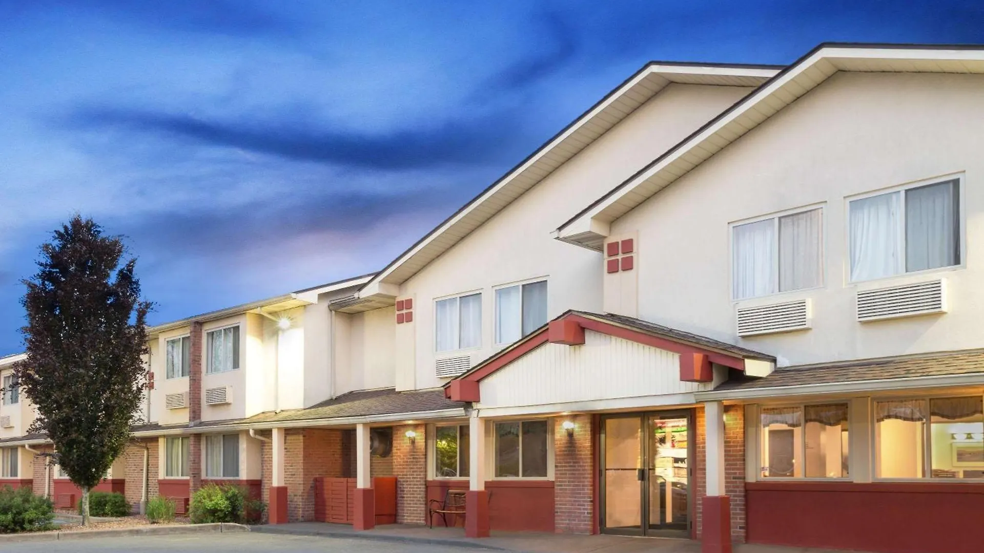 Staying in Hudson Valley: 4 Super 8 Hotels Compared