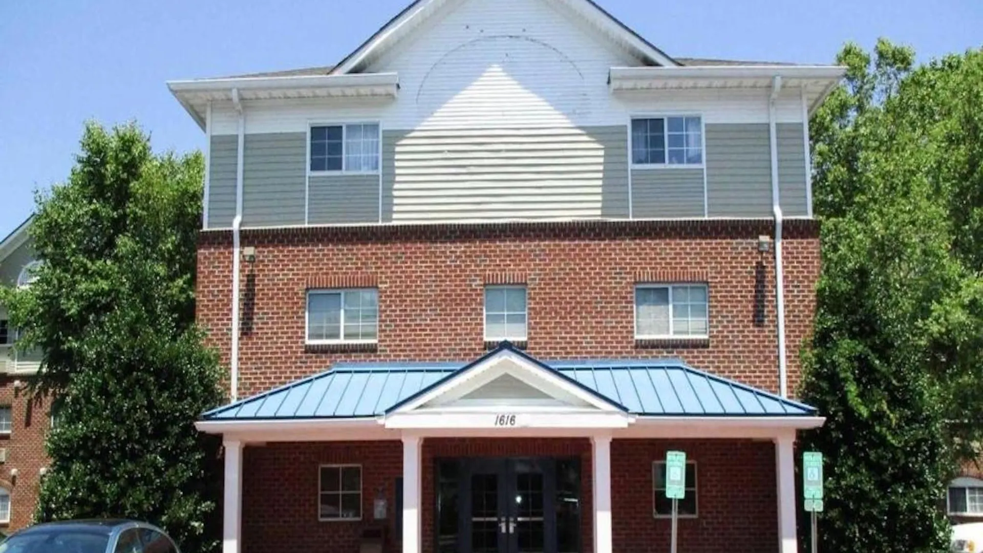 4 Budget-Friendly Hotels Close to Hampton Coliseum